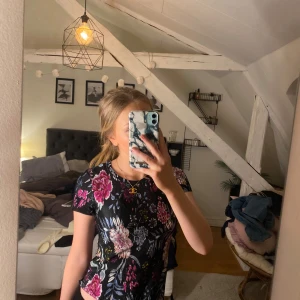 Mönstrad blus  - Blus från Lindex med blommönster. Fick när jag var mindre och nu sitter den väldigt bra som en tröja i s. Väldigt lent och stretchigt material som är räfflat. Nyskick. Skriv gärna med frågor 🩷