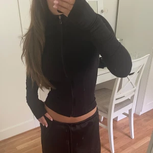 Träningströja - Träningströja med dragkedja, använd endast 1 gång 