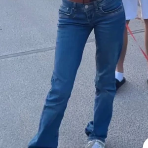 Ltb jeans valerie - Säljer dessa populära och slutsålda ltb jeans då de tyvär har blivit för små för mig💗 Har inte använt dem så många gånger så de är i bra skick, storlek 27/30❤️ nypris:829 kr (slutsålda)