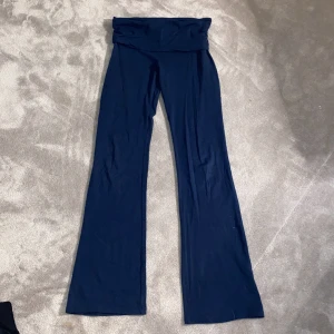 Yoga pants gina - Marinblåa yoga pants från YoungGina💗kommer inte till användning, jätte bra skick:)