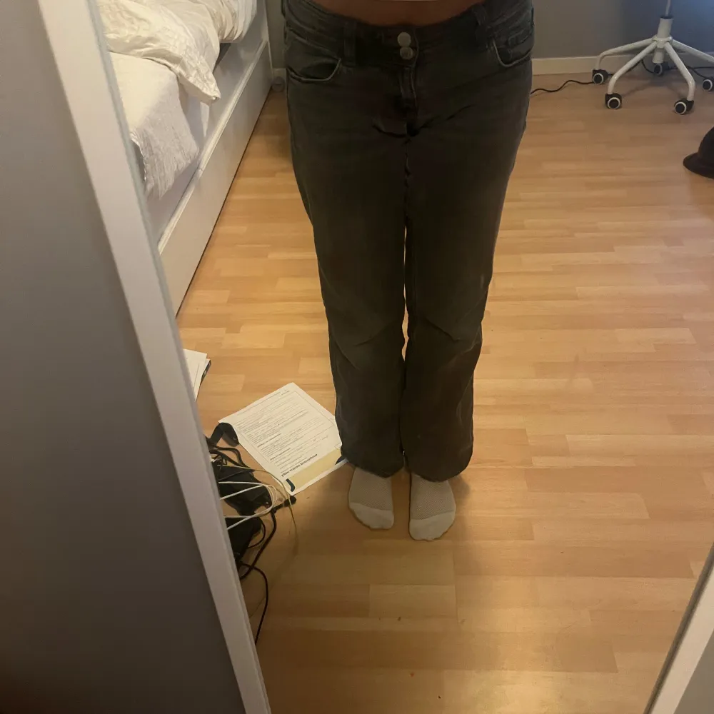 Säljer dessa mörkgrå low waist bootcut jeans från Gina Tricot Young i storlek 158💘 Kan finnas lite täcken på användning men inga stora defekter😊 Läs vad som står i min profil innan du köper tack🥰. Jeans & Byxor.