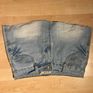 Jeanskjol - jätte söt Jeanskjol jag köpte på vinted med märket miaoni jeans som aldrig kom till användning ❤️ Säljaren på vinted hade klippt botten av kjolen själv. Kjolen har design på fickorna och kom privat för mått osv 💞