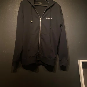 Dondup hoodie (helt ny) - Säljer denna dondup zip hoodie som ej är använd. Storlek L skick 10/10 nypris 2400. Skriv privat för fler bilder. Mvh, gbgclozet 