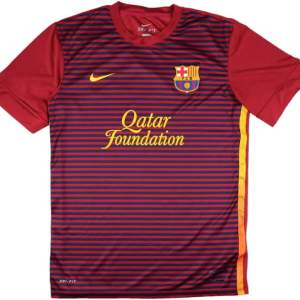 Säljer en Barcelona fotbollströja från Nike. Den har röda och blå horisontella ränder med klubbens emblem på bröstet. Tröjan har korta ärmar och är gjord i Dri-FIT material för att hålla dig sval och bekväm. Perfekt för alla Barca-fans!