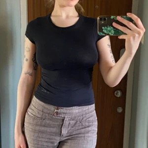 T-shirt - Snygg svart babytee! Den är egentligen 134/140 men passar finfint på en XS kanske S. Jag har S/M och den är lite för tight.