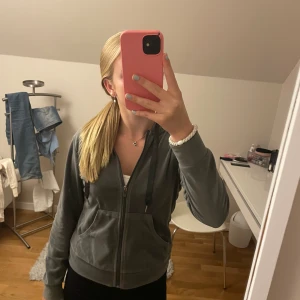 Grå hoodie med dragkedja - Superfin grå hoodie med dragkedja från Gina Tricot. Säljer för att den har blivit för liten. Har några defekter, se bilder. Skriv om du har några bilder!🩷