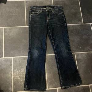 Mörkblå bootcut jeans från Calvin Klein - Säljer ett par snygga mörkblå bootcut jeans från Calvin Klein. De har en klassisk femficksdesign och är tillverkade i en skön blandning av bomull och polyester. Perfekta för både vardag och fest! 🖤