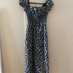 KLÄNNING ZARA - Säljer denna blommiga sommarklänningen från Zara. Använd två gånger.