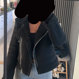 Aviator jacka, stradivarius - Stradivarius jacka, modell aviator storlek s, svart och ny skick!!