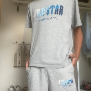 Trapstar set - Ett Trapstar set där man får med en Trapstar t-shirt och shorts. Skick 9/10 Modellen på bilden är 170cm  Om man vill köpa separat så kostar shortsen 300kr och t-shirt 350kr Tveka inte på höra av dig  