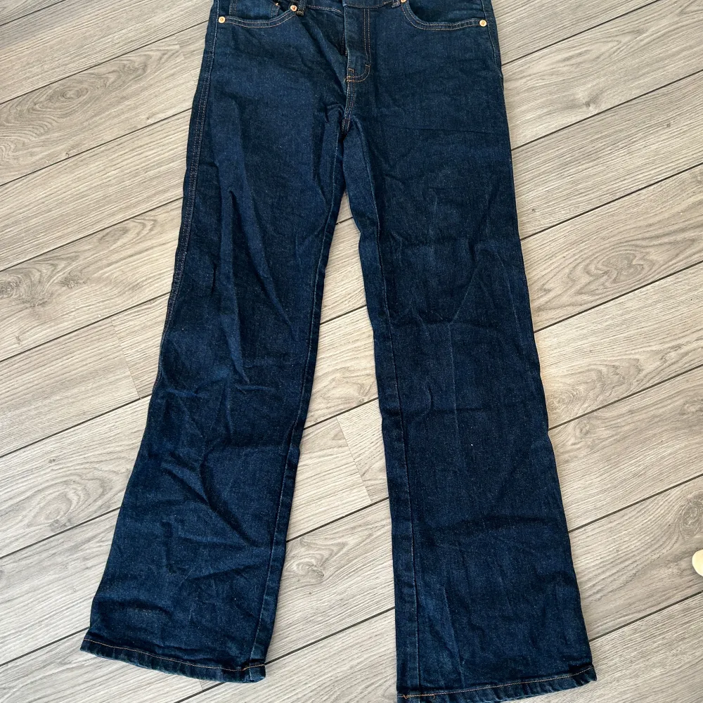 mörkblåa bootcut jeans med knapp fickor där bak, använda hyfsat sällan💕💕 S/short  (Kan färga av sig). Jeans & Byxor.