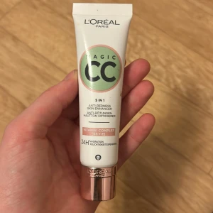 L'Oréal Paris Magic CC Cream - Säljer en L'Oréal Paris Magic CC Cream 5 in 1 som är en anti-rodnad hudförbättrare. Den innehåller ett vitamin-komplex med vitamin B5 och E, och ger 24 timmars återfuktning. Perfekt för att jämna ut hudtonen och minska rodnad. säljer denna pågrund utav att jag inte sminkar mig så mycket så den kommer inte till användning. den har 30ml i sig, men de är mer än halva kvar i 