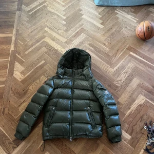 Moncler maya grön - Säljer denna äkta moncler maya!! använd 1 vinter har lite lösa trådar men inget märkvärdigt. kvitto finns ej då det var em födelsedagspresent men scanner funkar 