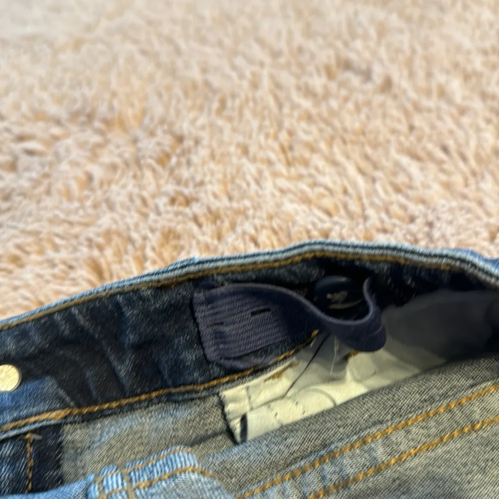 Säljer ett par snygga blå bootcut jeans. De har en klassisk femficksdesign och är i ett mjukt och bekvämt denimtyg. Perfekta för både vardag och fest!. Jeans & Byxor.