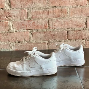 Nike Air Force vita  - Skorna är köpta från Nike (Zalando) i storlek 38,5.  Köpta för 999 från början 