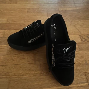 Giuseppi Zanotti - Fräscha Giuseppi zanottis har använt 2 gånger har skaffat andra har inte behovet för fler skor skulle kunna sänka till ett rimligt pris. Lite höga sulor.