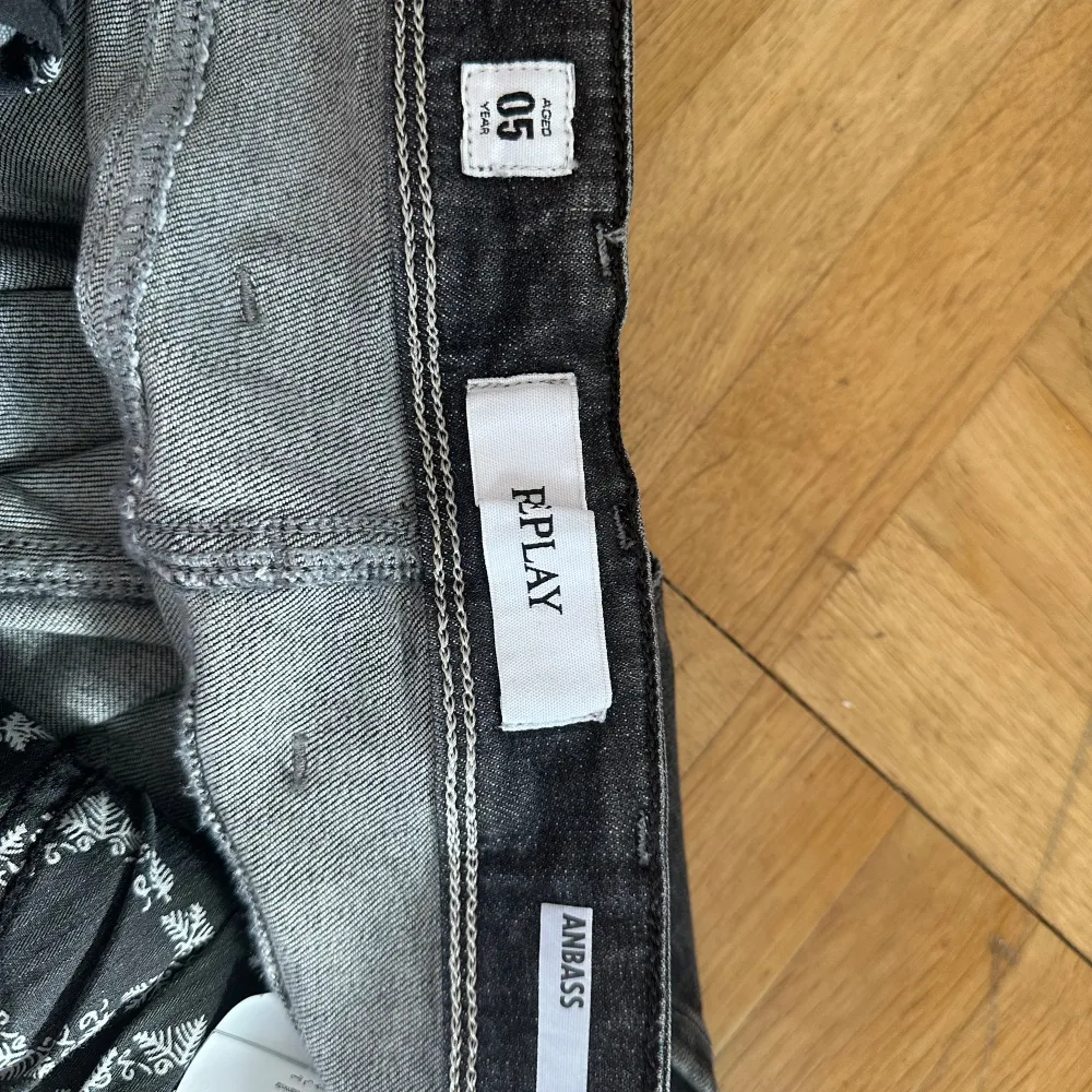 Säljer min pojkväns oanvända replay anbass jeans. Storlek 33/30 slimfit  Köptes nya för 1800 säljs för 800. Jeans & Byxor.