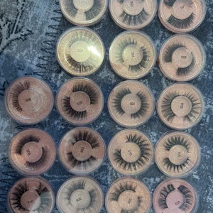 Set med lösögonfransar - Säljer ett set med flera par lösögonfransar i olika stilar. . Varje par kommer i en egen rund förpackning med glittrig bakgrund. Perfekt för dig som älskar att experimentera med olika ögonmakeup-stilar!