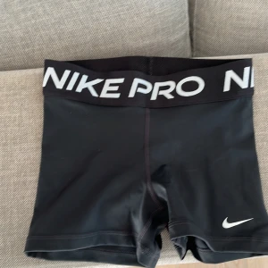 Nike pro shorts  - aldrig använda, beställde fel storlek. Köpt för 350 säljer för 250.