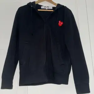 Svart Comme Des Garcons zip-hoodie i storleken medium(M). Typ aldrig använd så inga defekter. 9/10 skick. 3000kr nypris. Mitt pris 1000kr