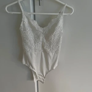 Spetsbody - Vit spetsbody, använd ett fåtal gånger.  