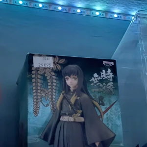 Muichiro Tokito figure - Köpt för 30€ i Frankrike för lite mer än 2 år sen. Kommer med original box. Är lite damm på men ser till så den är helt dammfri innan jag skickar såklart!!