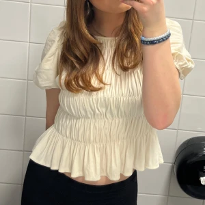 Superfin topp - Så fin topp som passar till typ allt. Den är i M men har själv vanligtvis S/XS så skulle säga att de funkar för båda de med ❤️