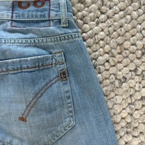 Dondup jeans - ett par blåa dondup jeans i nyskick i storlek W32 och är i slimfit, och passar dig bäst som är kring 180cm lång! Hör av er vid intresse!😊