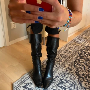 Stövlar  - Boots/stövlar i äkta läder med klack. Går att dra upp högt (över knäna) men man kan också stylea dem nedvikta eller ”nerhasade”! Sjukt fina och verkligen riktigt fint skick trots välanvända❤️❤️liten dragkedja på insidan. 