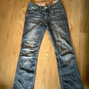 Lågmidjade bootcut jeans - Säljer dessa skitsnygga lågmidjade bootcut jeansen då de ej passade. Midjemått rakt över: 36cm, innerbensmått: 75cm. Skriv för fler bilder, frågor och prisförslag💕💗