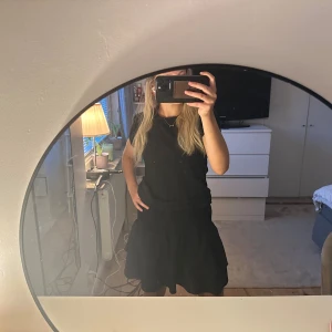 Svart kortkjol  - Fin kortkjol som inte används längre. Tyvärr minns jag inte vart den är köpt. Priset kan diskuteras och vid frågor så är det bara att kontakta mig☺️