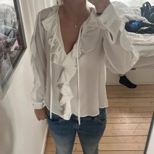 Vit blus  - Super söt vit blus från zara, använd fåtal gånger