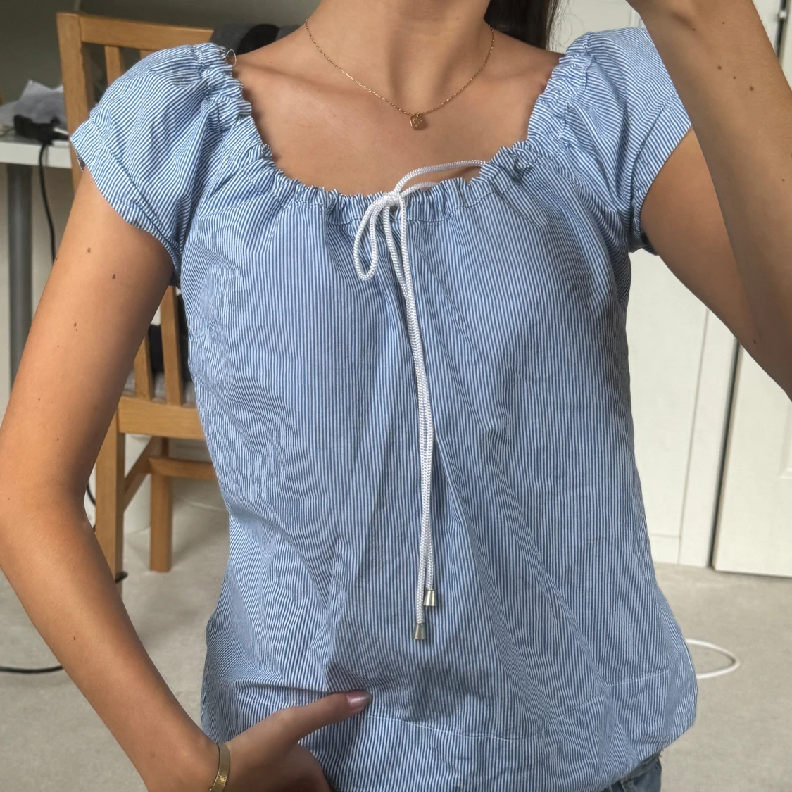 Blå- och vitrandig topp med knyt