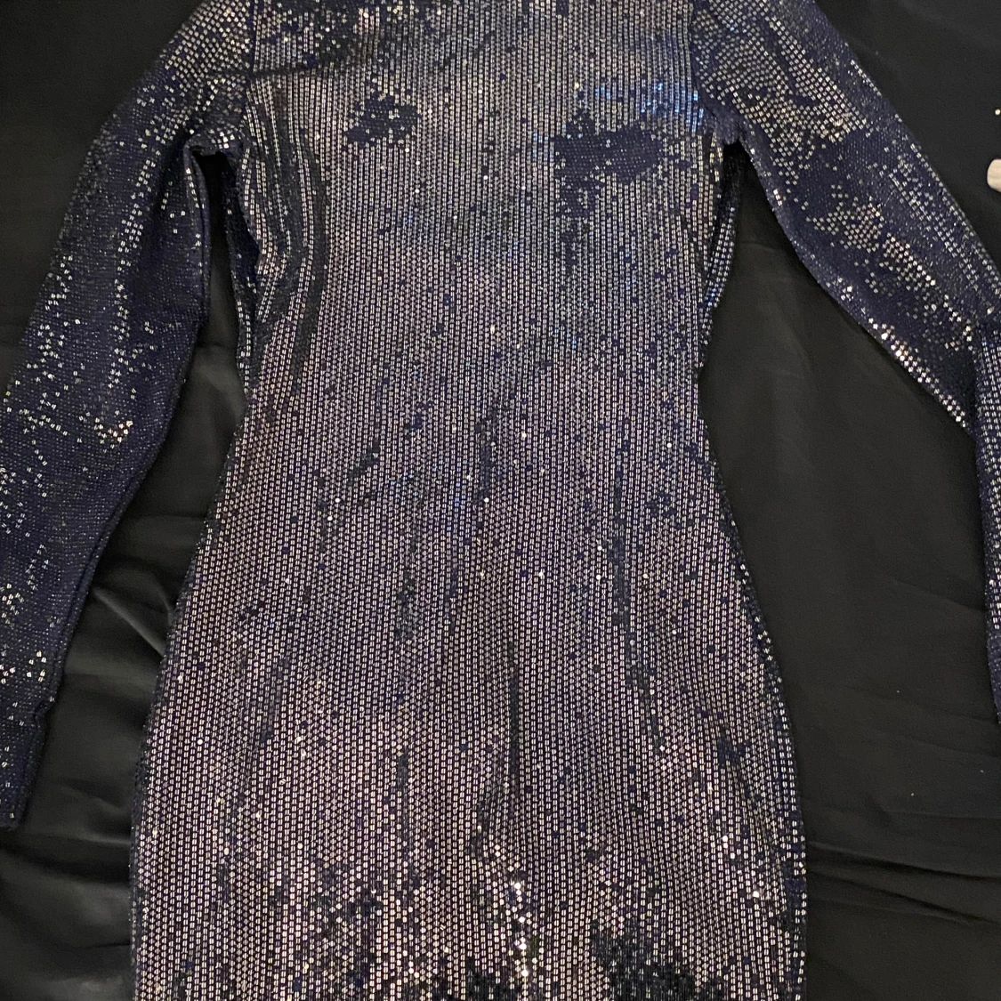 Glittrig klänning med öppen rygg