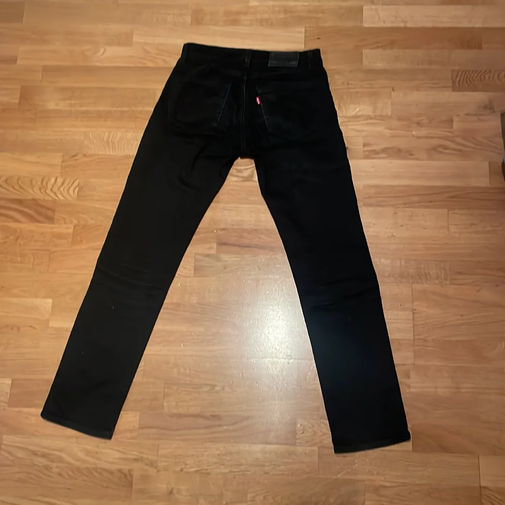 Säljer ett par svarta jeans från Levi's i storlek W29 L32. De har en klassisk design med fem fickor och knappgylf. Jeansen är i bra skick och passar perfekt för både vardag och fest. De är tillverkade i ett slitstarkt material som håller länge. Modell: 511. Jeans & Byxor.