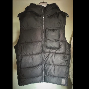 Svart dunväst från Zara - Säljer en svart dunväst från Zara i storlek 13-14 år, vilket motsvarar S men skulle passa M oxå. har använt i 1år, braskick. orginalpris 250
