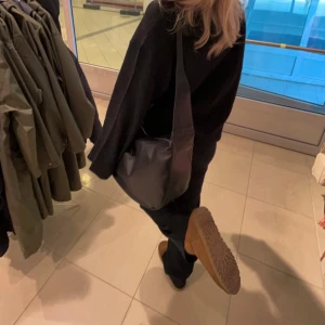 Väska - Säljer nu denna väska då den inte kommer till användning längre. Perfekt nu när skolan börjat.🌸💫