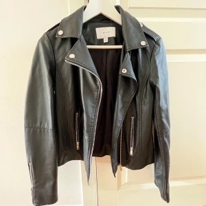 Skinnjacka  - Nästan oanvänd skinnjacka från Vila. Inköpt förra året. 