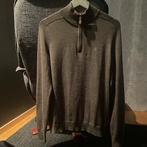 Morris Merino John Zip Brown (M) - Hej! Säljer nu min morris half zip som är i det mycket fina materialet merino ull (100%). Säljer den eftersom jag knappt använder den längre. Inga defekter alls, kondition 9/10. Nypris ligger omkring  1 799 kr. Pris går alltid att disskutera! 