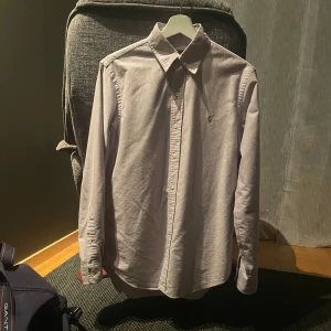 Polo Ralph Lauren Skjorta (Oxford) (S) - Hej! Säljer nu min oxford skjorta (Ralph Lauren) som jag fick i födelsedagspresent men som jag aldrig kunde använda eftersom den var lite för stor. Liknar mer en M i storleken. Nypris ligger omkring ~1 400 - 2 000 kr. Pris går alltid att disskutera!