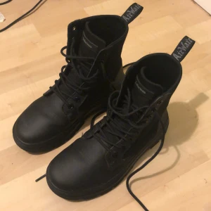 Dr. Martens kängor  - Lite använda men ändå i gott skick skulle jag säga, og pris 1699. Passformen är Man tror jag men det spelar la inte så stor roll 🤷‍♀️köp om du vill vara cool 😋 säljer för de e för små. Har oxå ett par i storlek 36 om man skulle vara intresserad 
