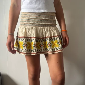Beige kortkjol med broderade blommor - Säljer denna jättefina kjolen från zara i storlek 152 men modellen på bilden är 168. använd fåtal gånger och är i gott skick. säljer då den inte kommit till användning💕💕Pris kan diskuteras vid snabb affär💕