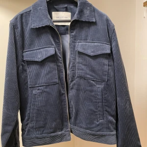 Overshirt/tunn jacka från THESE GLORY DAYS  - Overshirt/tunn jacka från THESE GLORY DAYS i manchester-material (storlek M). Bra skick! Säljer billigare vid snabb affär 🙌🏼☺️