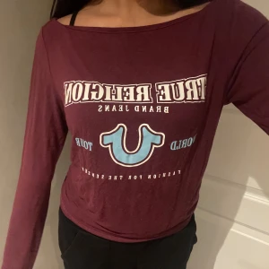 True religion tröja - Säljer true religion teöja i vinröd/ mörkröd. Nypris: 499kr pris kan diskuteras.🫶skriv för fler bilder Passar xs-m då matrialet är stretchig