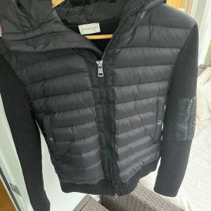 Moncler cardigan  - Säljer min moncler cardigan. Nästan i perfekt skick men inga märkbara slitningar alls. Den är storlek S och har ni någon fundering så är det bara att höra av sig