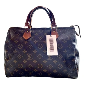 Lv väska - Säljer nu min Lv speedy 30❤️ Jättefint skick, Dragkedja och  läderdetaljer är utan defekter vilket är svårt att hitta för en sånhär modell ❤️ Säljer då jag har andra väskor ❤️Köpt på Vestiaire Collective som gjorde autencitetsbevis också ❤️OBS. Defekter förkommer! Skriv för flera bilder och frågor ❤️