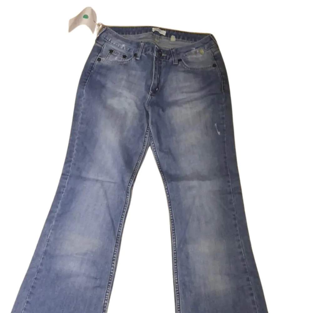 Dessa snygga Jeans kommer direkt från 00-talet! De har legat på min mammas lager ett tag från att hon stängde sin butik. Men du tycker jag att det är dags att de får lite liv i sig!   När jag mäter rakt över hamnar midjemåttet på 37 cm   när jag mäte. Jeans & Byxor.