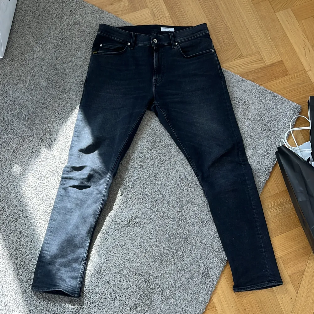 Svarta tiger of Sweden jeans i storlek 34x32 men sitter igenligen som 33 eller 32 i midja. Modellen är pistolero som sitter slimfit. Super snygga och sköna nu till hösten och vintern. . Jeans & Byxor.