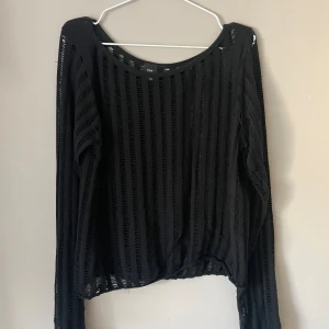 Grunge see through knitted shirt - Jätte fin tröja från Urban, den är XL men jag som brukar ha S använde den som en baggy tröja! Inte så stor. Använt några få gånger 