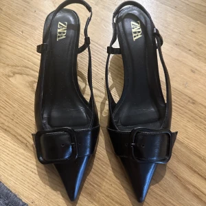 Zara kitten heels - Sjukt snygga kitten heels från zara med spänne. Storlek 36 men passar mig som har 37.